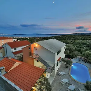 https://mirta-kastel-novi.hotels-in-trogir.com